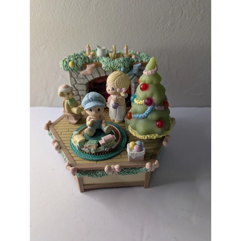 1990 Previous moments home for the Holidays Lighted‎ Animated Music box